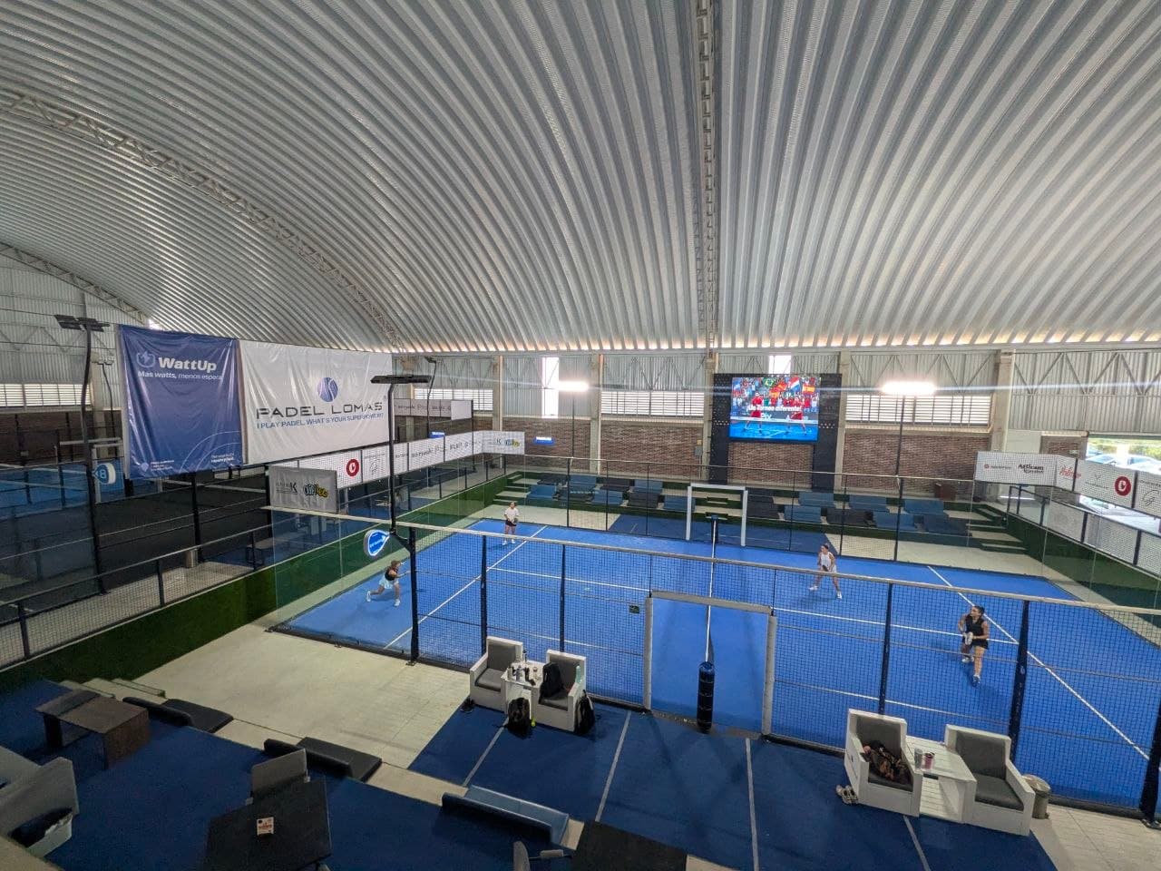 Cancha estadio de Padel Lomas con gradas y pantalla gigante, lista para un partido