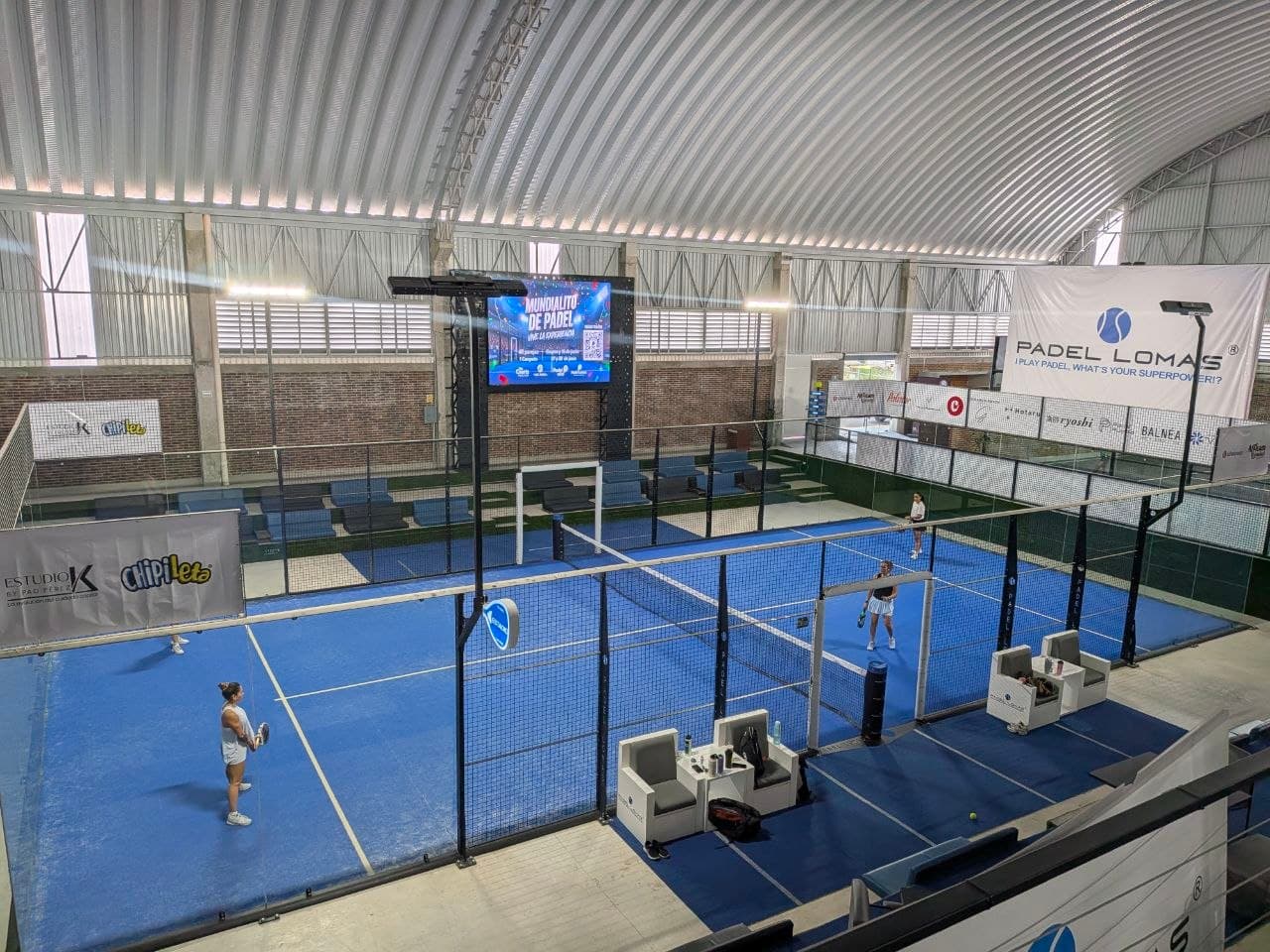 Cancha estadio durante el Mundialito de Pádel con pantalla gigante y gradas