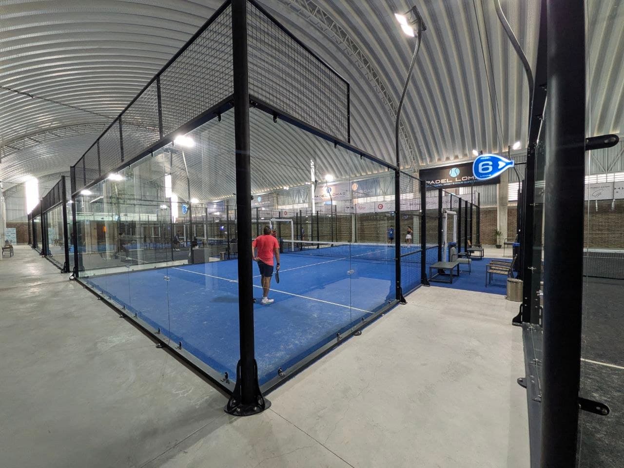 Cancha de pádel indoor techada con clima controlado en Padel Lomas, Puebla